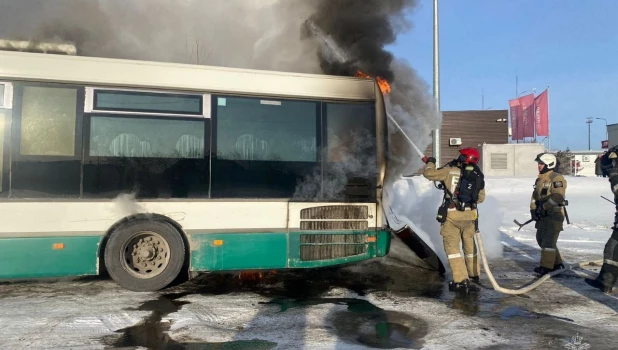 В Барнауле загорелся автобус.