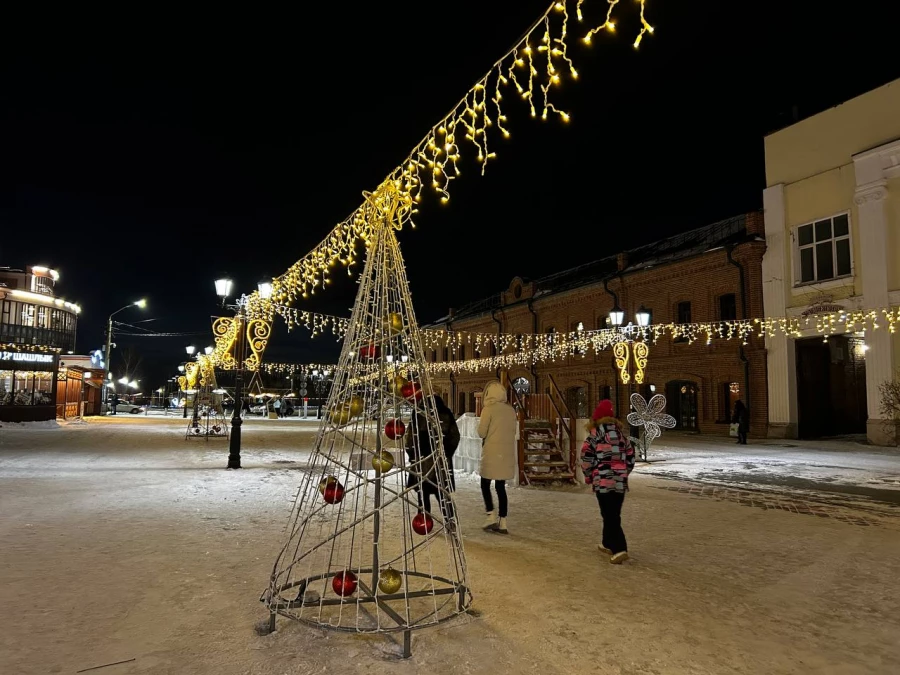 «Барнаульский Арбат» почти закончили украшать к Новому году. Фото