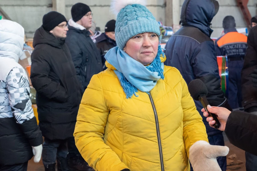 Автомобили, технику, посылки от родных направили из Барнаула в зону специальной военной операции.