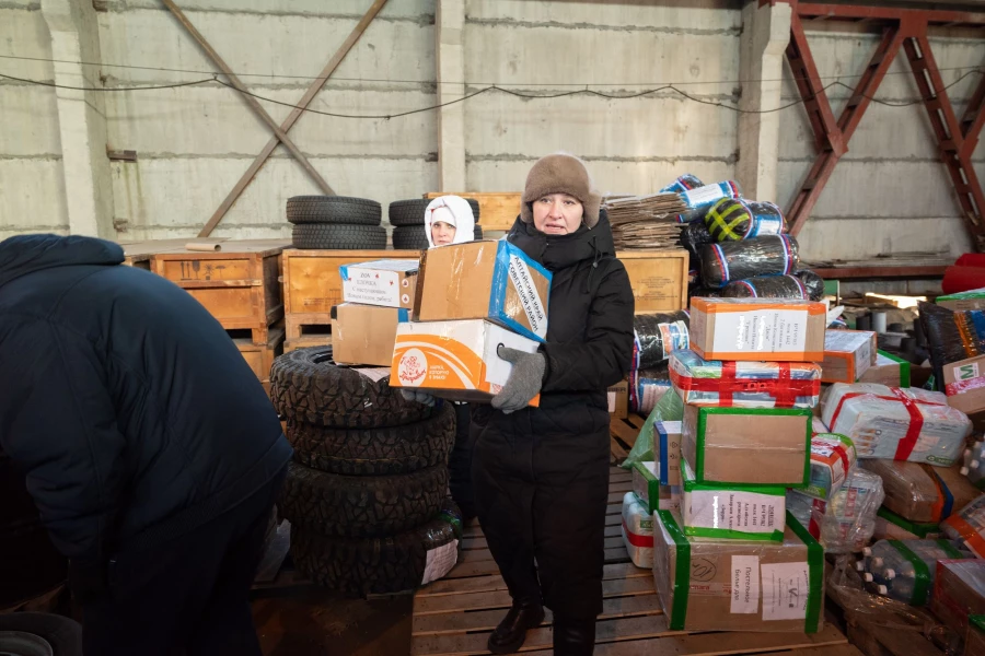 Автомобили, технику, посылки от родных направили из Барнаула в зону специальной военной операции.