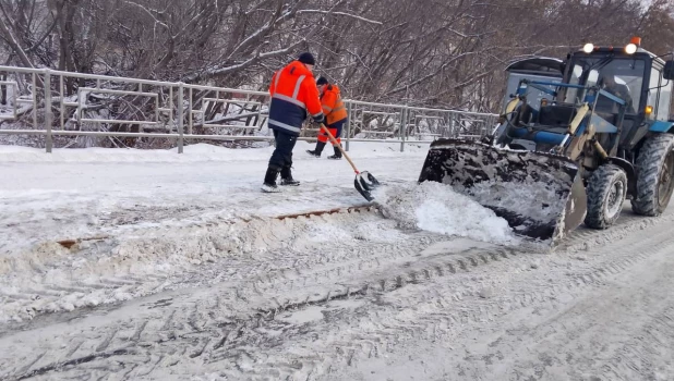 Уборка снега в Барнауле.