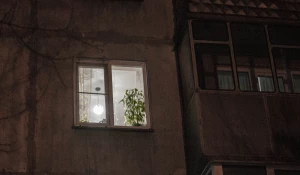 Гирлянды в окнах Барнаула.