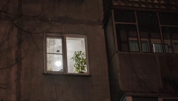 Гирлянды в окнах Барнаула.