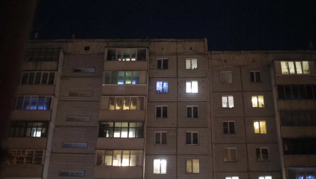 Новогодние гирлянды в окнах Барнаула.