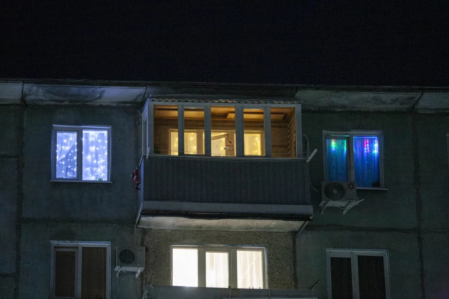 Новогодние гирлянды в окнах Барнаула. Новогодние гирлянды в окнах Барнаула.