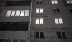 Новогодние гирлянды в окнах Барнаула.