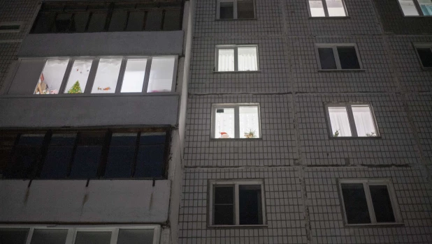 Новогодние гирлянды в окнах Барнаула.