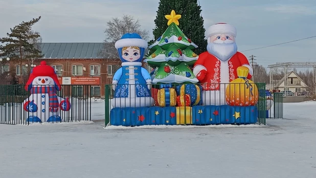 Дед Мороз и внучка за решетчатым забором.