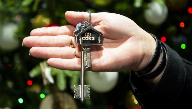 Генеральный директор группы компаний «Союз» Владимир Отмашкин вручил ключи от квартир трем лучшим барнаульским сотрудникам.