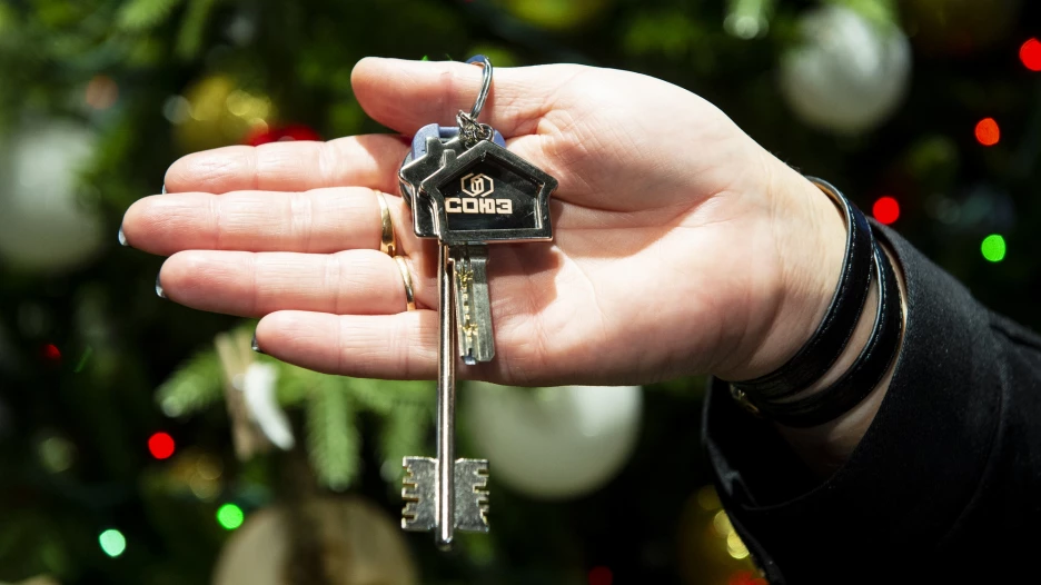 Генеральный директор группы компаний «Союз» Владимир Отмашкин вручил ключи от квартир трем лучшим барнаульским сотрудникам.