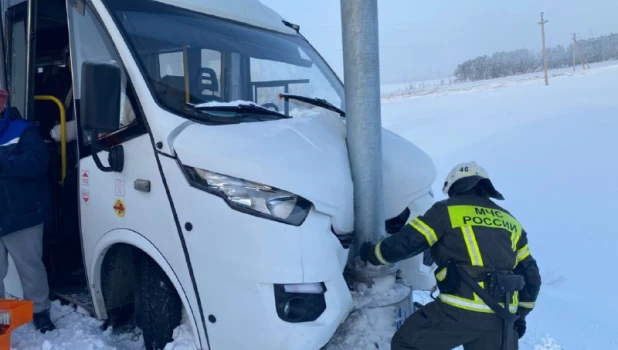 Автобус врезался в столб в Смоленском районе. 