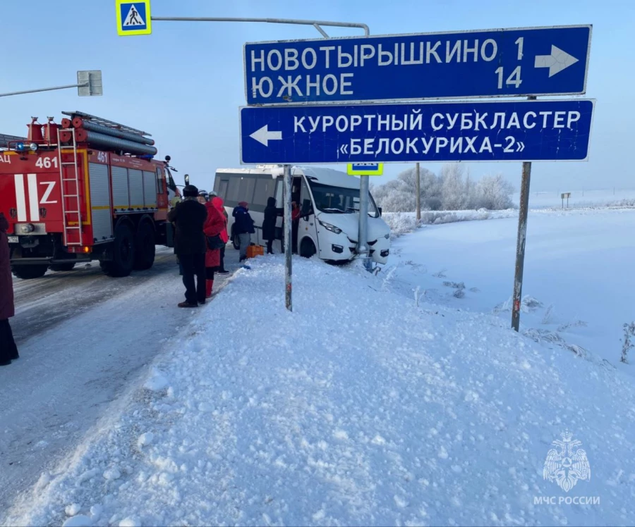 Автобус врезался в столб в Смоленском районе. 