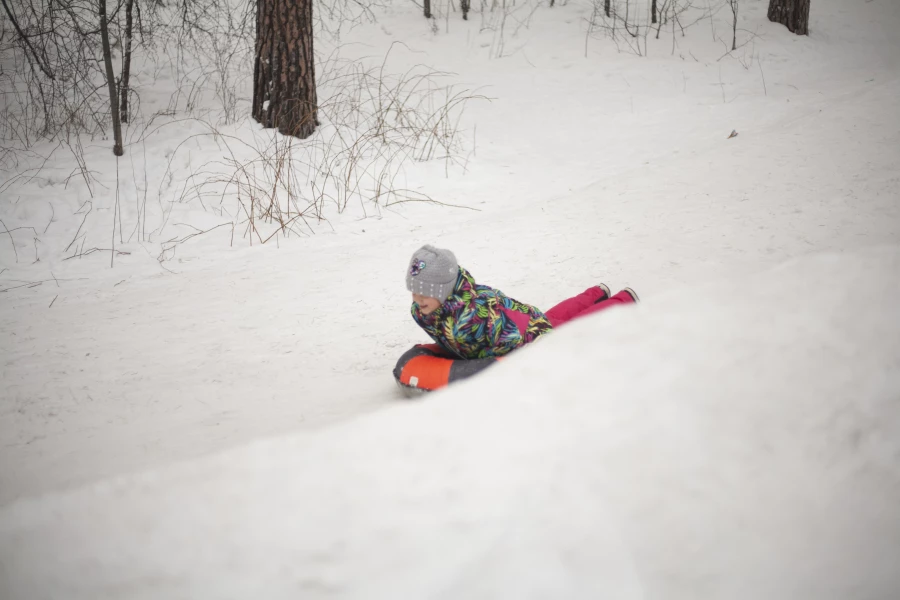 Барнаульцы проводят последний день каникул в лесу.