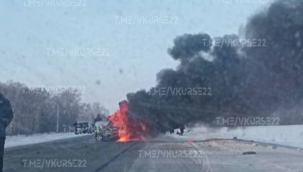 Автомобиль загорелся на трассе под Барнаулом