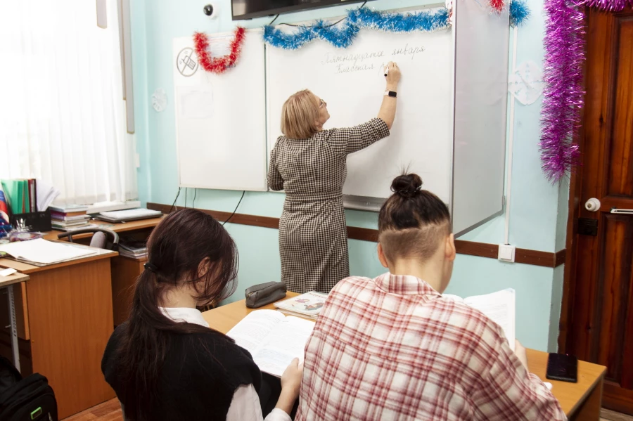 Ученики села Шарчино на занятиях в сельской конторе. 