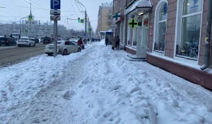 Тротуары Барнаула заметает снегом, горожанам негде ходить