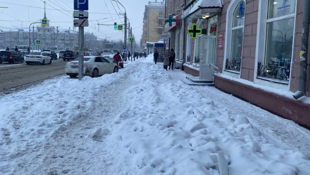 Тротуары Барнаула заметает снегом, горожанам негде ходить