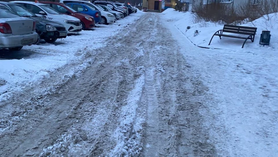 Тротуары Барнаула заметает снегом, горожанам негде ходить