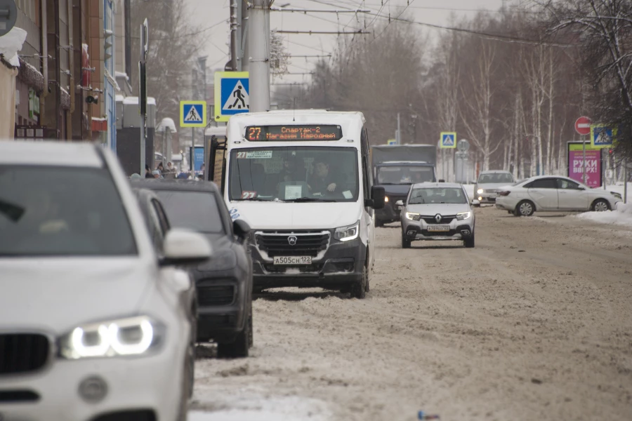 Автобусы зимой, общественный транспорт. 