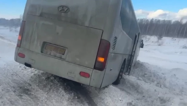 Автобус улетел в кювет из-за сильной метели под Новосибирском