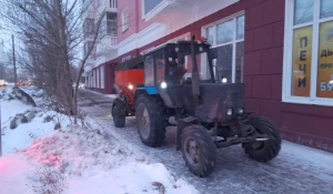 В Барнауле продолжается уборка снега в штатном режиме