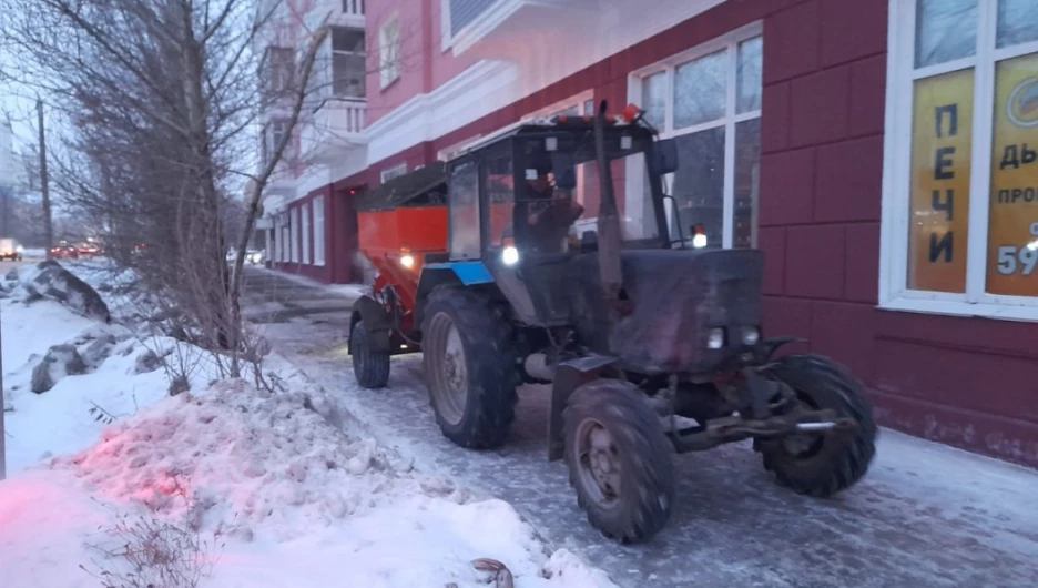 В Барнауле продолжается уборка снега в штатном режиме