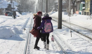 Девочки идут по рельсам зимой в Барнауле, 2011 год.