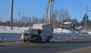 Мужчину зажало в машине в результате ДТП в Барнауле