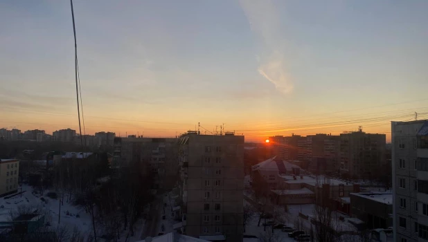 Красным Солнцем смогли полюбоваться барнаульцы на рассвете