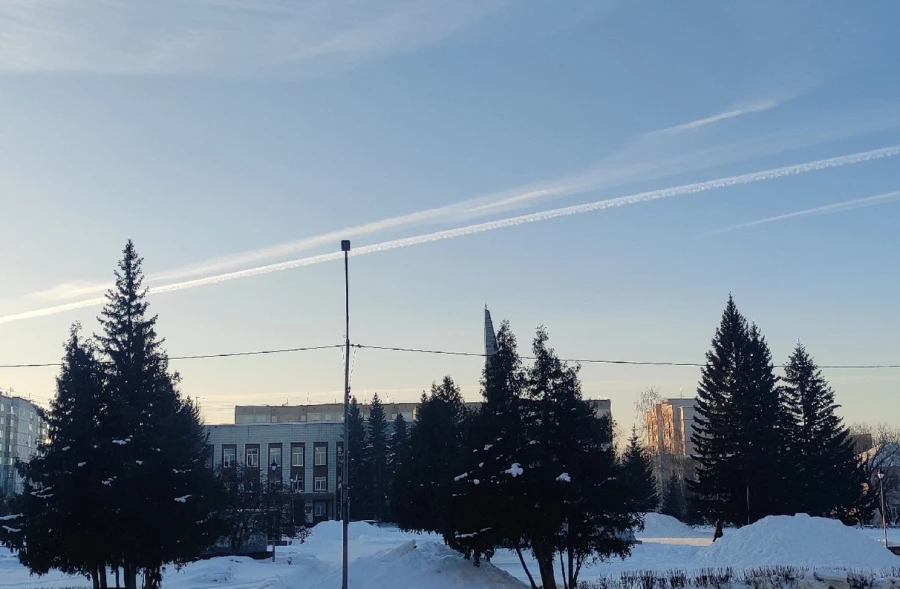 Самолеты оставляют следы над городами. 