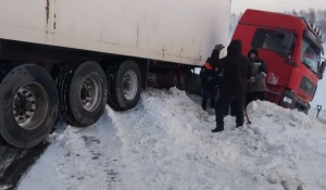 Авария с грузовиком и двумя легковушками произошла на Чуйском тракте.