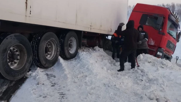 Авария с грузовиком и двумя легковушками произошла на Чуйском тракте.