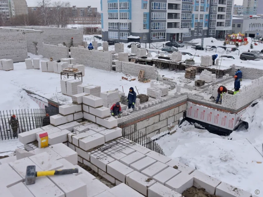В Барнауле продолжается строительство самой большой школы в городе.