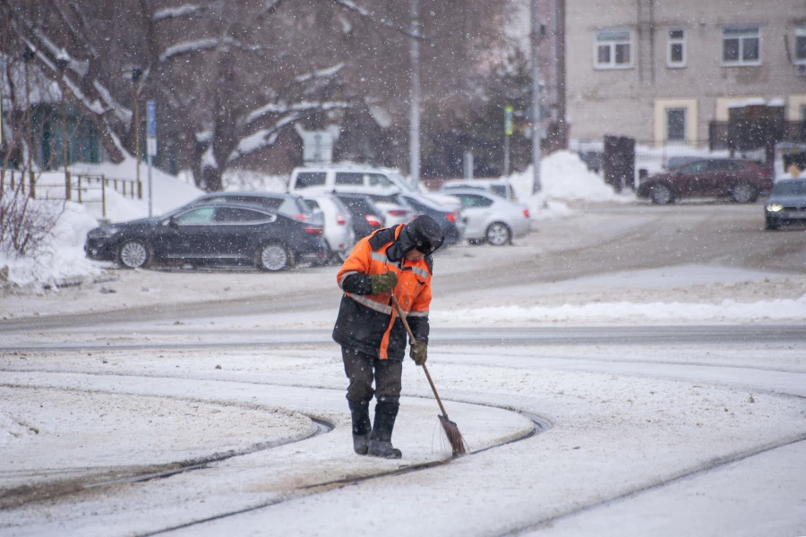 Барнаульцы сражаются с метелью и сугробами, 2025 год.