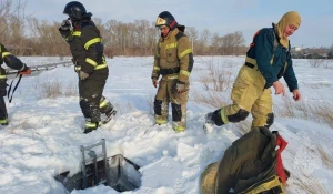 Мальчик провалился в погреб. 