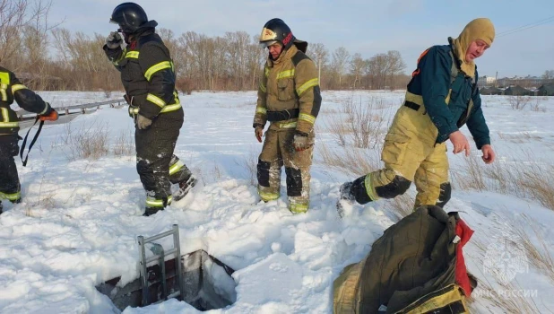 Мальчик провалился в погреб. 