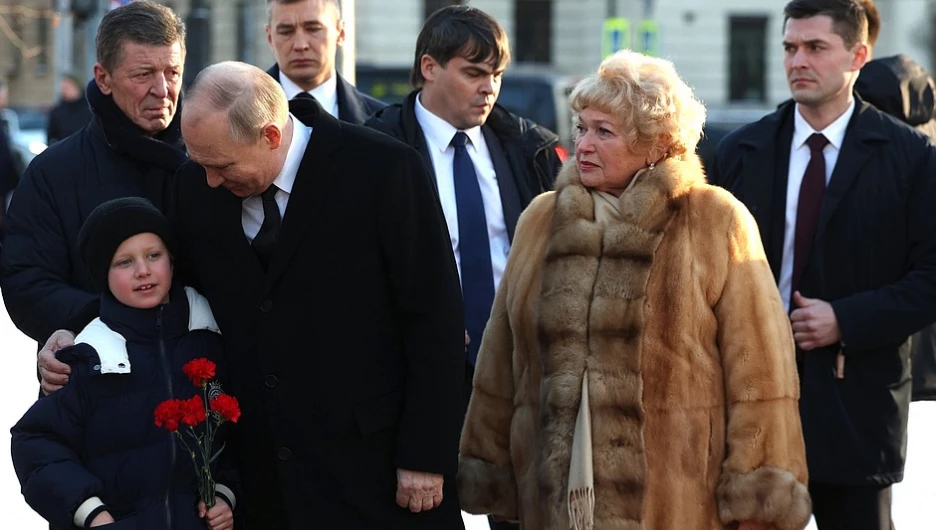 Церемония возложения цветов к памятнику первому мэру Санкт-Петербурга Анатолию Собчаку.