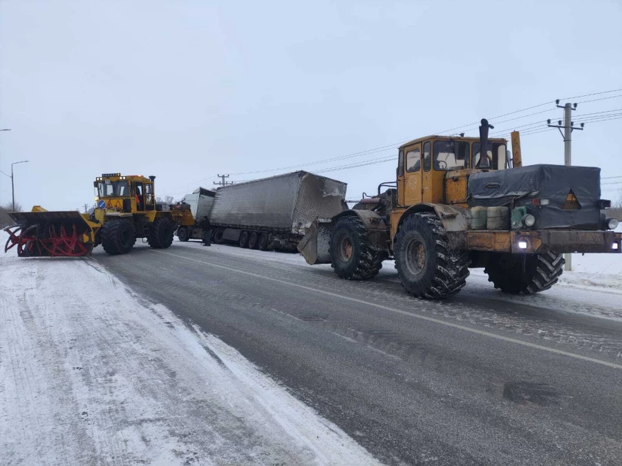 Дорожники помогают водителям