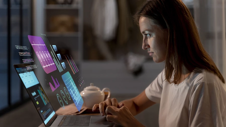 Девушка работает за копьютером.