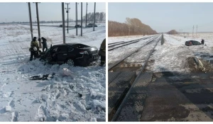 Тепловоз с двумя вагонами столкнулся с автомобилем на железнодорожном переезде