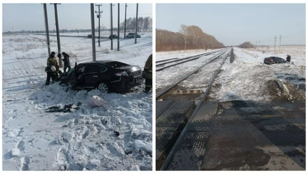 Тепловоз с двумя вагонами столкнулся с автомобилем на железнодорожном переезде