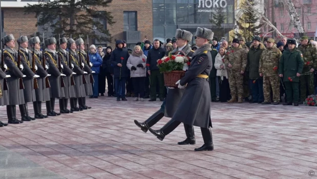 Возложение цветов к Мемориалу Славы в Барнауле