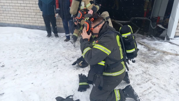 В Новоалтайске ликвидируют пожар в одной из компаний