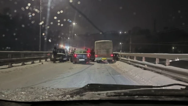 ДТП на мосту произошло в Барнауле