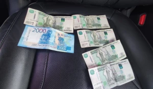 Иностранец пытался подкупить таможенника взяткой.