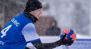 Первые соревнования по волейболу на снегу прошли в Барнауле.