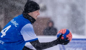 Первые соревнования по волейболу на снегу прошли в Барнауле.