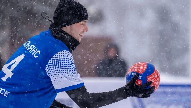Первые соревнования по волейболу на снегу прошли в Барнауле.
