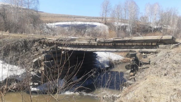 Аварийный мост в Чарышском районе.