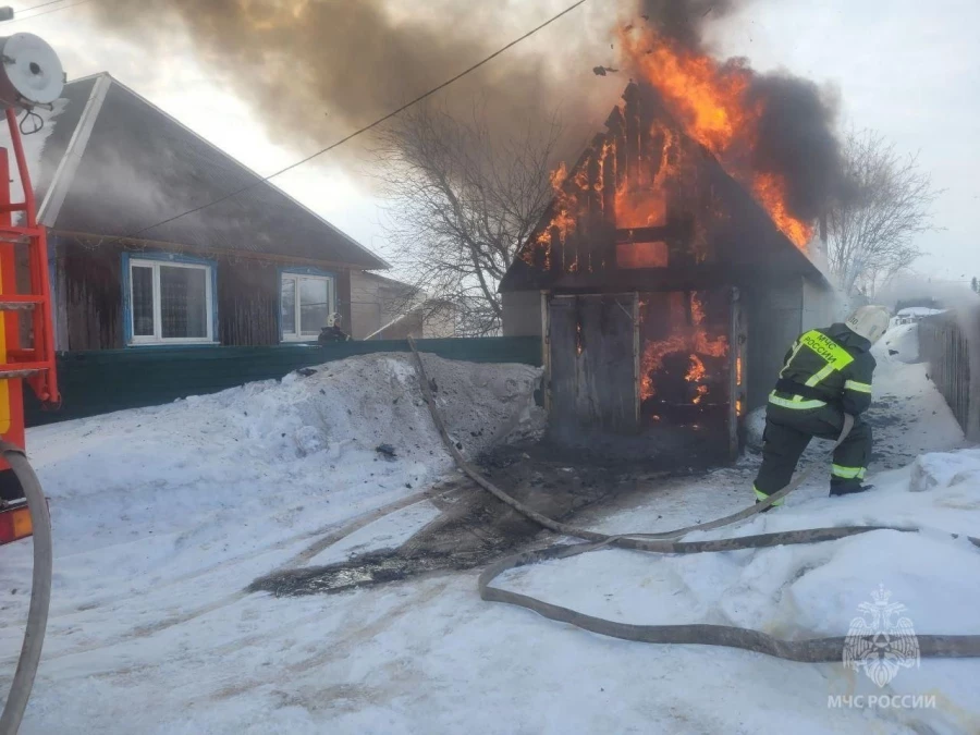 В Калманском районе во время пожара в гараже пострадал мужчина.